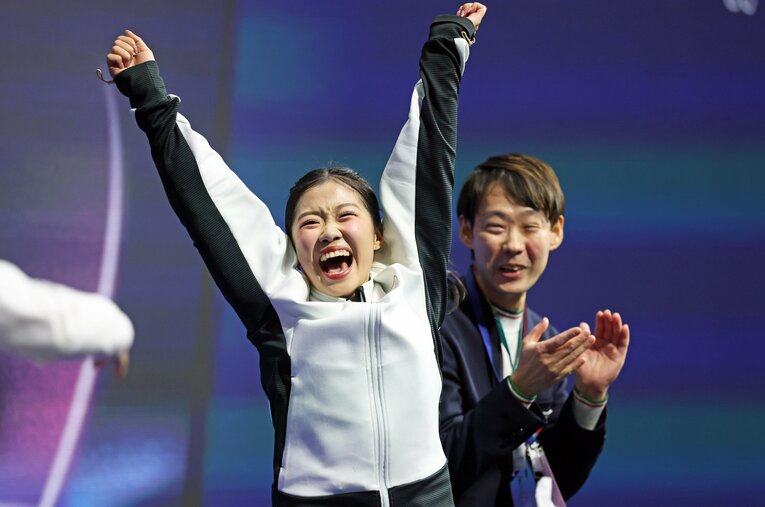 ミラノ五輪フィギュアスケート女子シングルで銅メダルを獲得した中井亜美。中庭健介コーチ（右）がヘッドコーチを務める「MFアカデミー」の1期生だ ／ photograph by Koji Aoki/AFLO SPORT