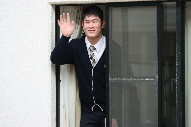 昨年の大野寮入寮時、前田健太や大瀬良も過ごした出世部屋を割り当てられ、笑顔を見せる斉藤　©JIJI PRESS