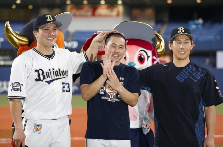 27日西武戦で今季8勝目を挙げた宮城大弥（中央）。伏見寅威（左）と吉田正尚は少し髪が伸びてきた頭に手を置いてポーズ ／ photograph by KYODO