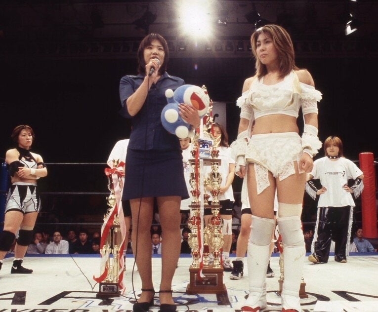 元全女の長谷川咲恵（左）がアルシオンの広報で復活。手にするのは、故・門恵美子（享年23）さんが大事にしていたドラえもんのぬいぐるみ　Ⓒ本人提供