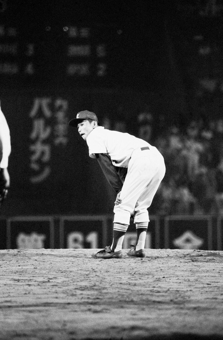 16回裏、箕島の森川に同点弾を打たれがっくりする堅田　©AFLO