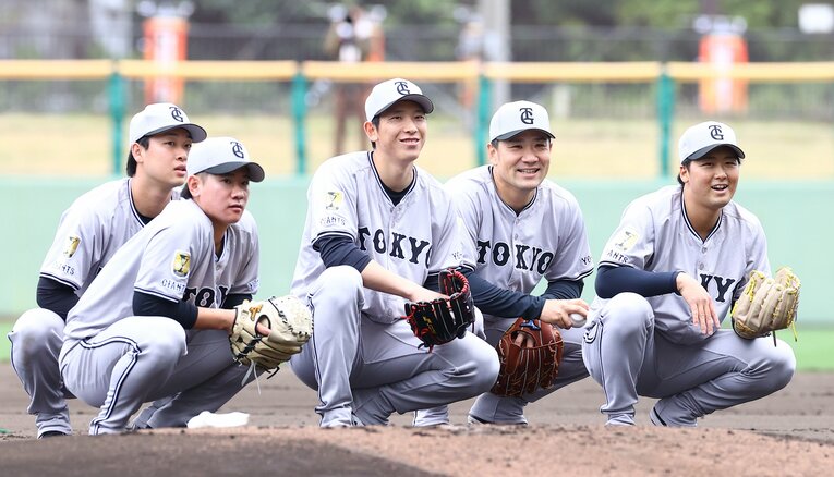 2月の巨人那覇キャンプで。和やかなムードのピッチャー陣。（左から）山崎伊織、井上温大、戸郷翔征、田中将大、船迫大雅　©Sankei Shimbun