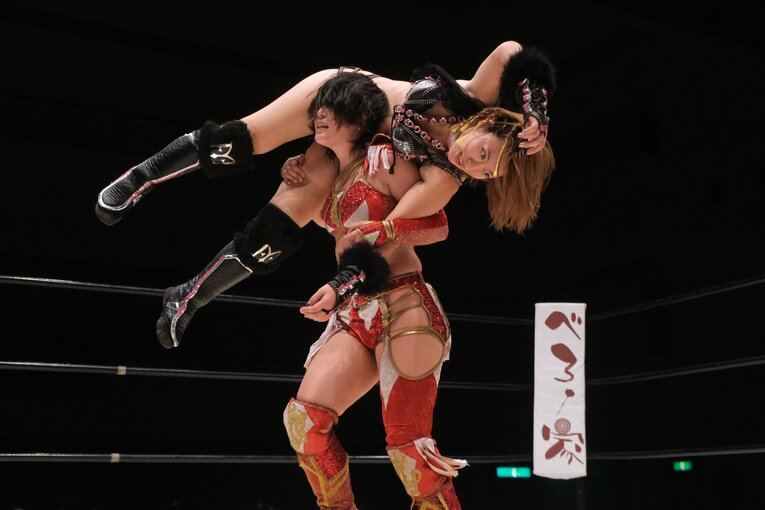 相手を担ぎ上げ、投げ捨てるダイナミックな動きが林下の持ち味