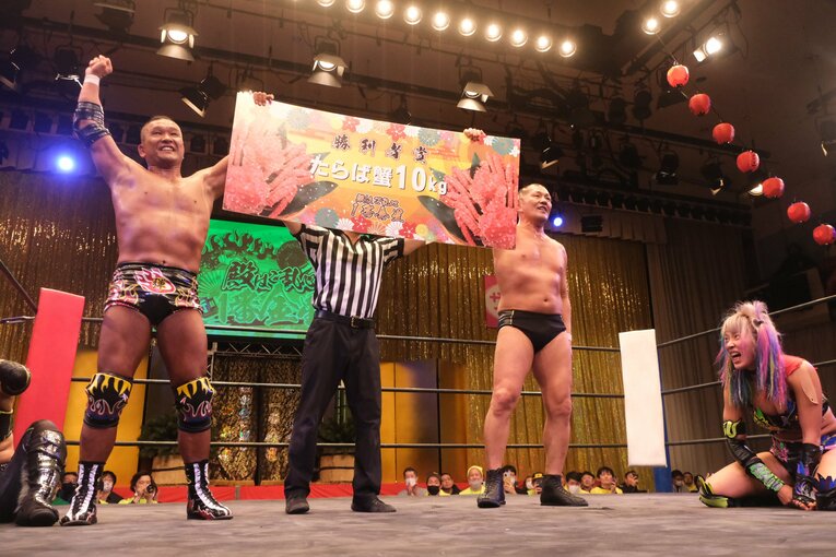 「スターダムをクビになって…」人気女子プロレスラーが初告白　ウナギ・サヤカ“超満員の自主興行”に密着して感じた「不思議な風格」(51)