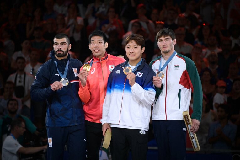 パリ五輪の表彰台にて控えめ（？）な金メダリスト・永瀬　©JIJI PRESS