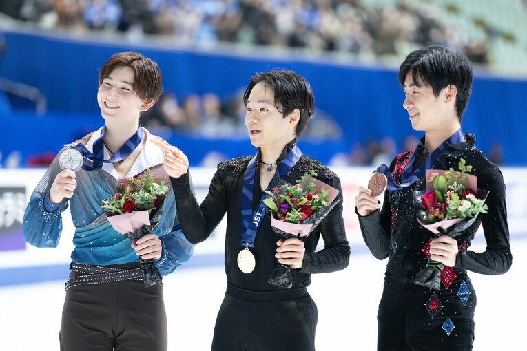 フィギュア全日本選手権でジュニア男子として4人目のメダルを獲得した中田璃士。（左から）銀の中田、金の鍵山優真、銅の壷井達也　©︎Asami Enomoto