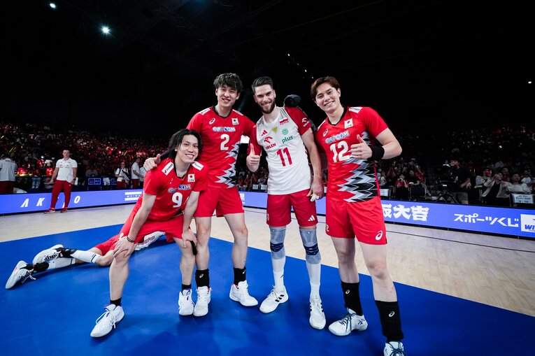 来季からサントリーに加入するポーランド代表シリフカと　©︎Volleyball World