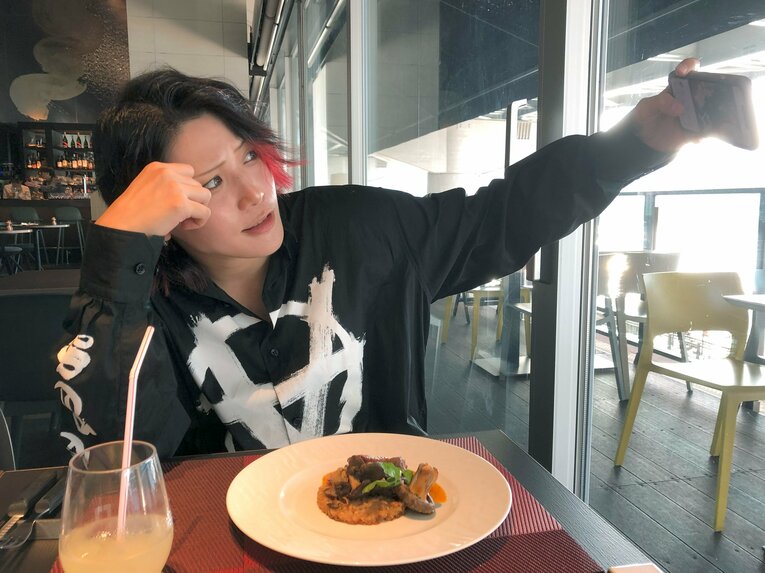 ランチでセルフィーを撮影。料理には一家言あるという　©Essei Hara