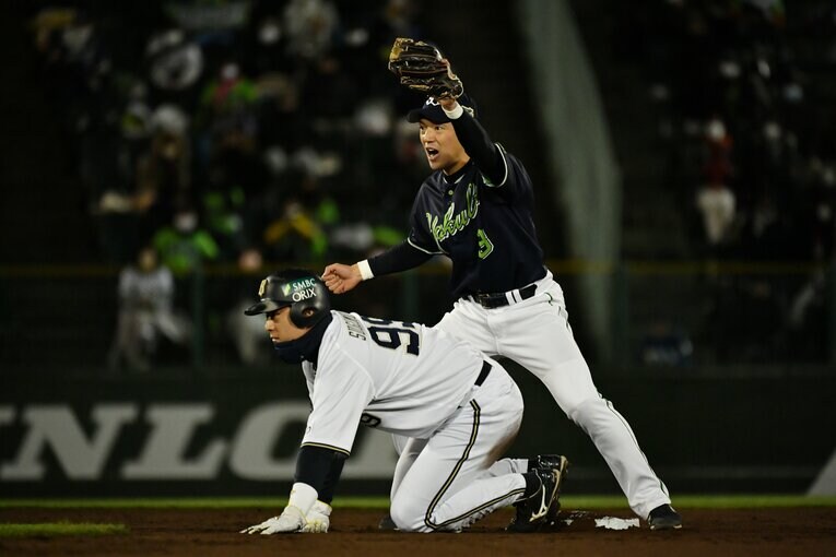 日本シリーズでプレーする西浦　©Hideki Sugiyama