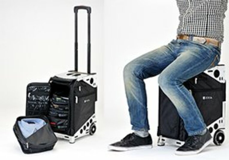 【写真左】 色タグされた専用ポーチが5個、TSA準拠の透明ポーチが1個のほか、トラベルカバーが標準装備。
【写真右】 アルミフレームの耐荷重は136kg。フライトまでの待ち時間は、座って休憩することができる。 