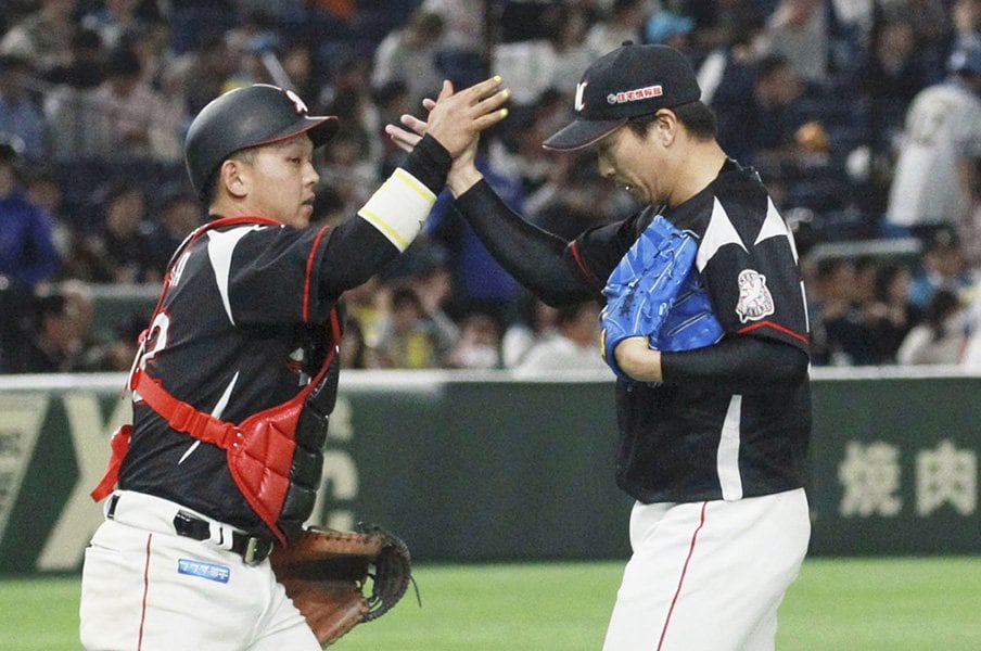 ロッテ井口監督「真っ直ぐが大事」。悩める益田直也に強気は戻るか。<Number Web> photograph by Kyodo News