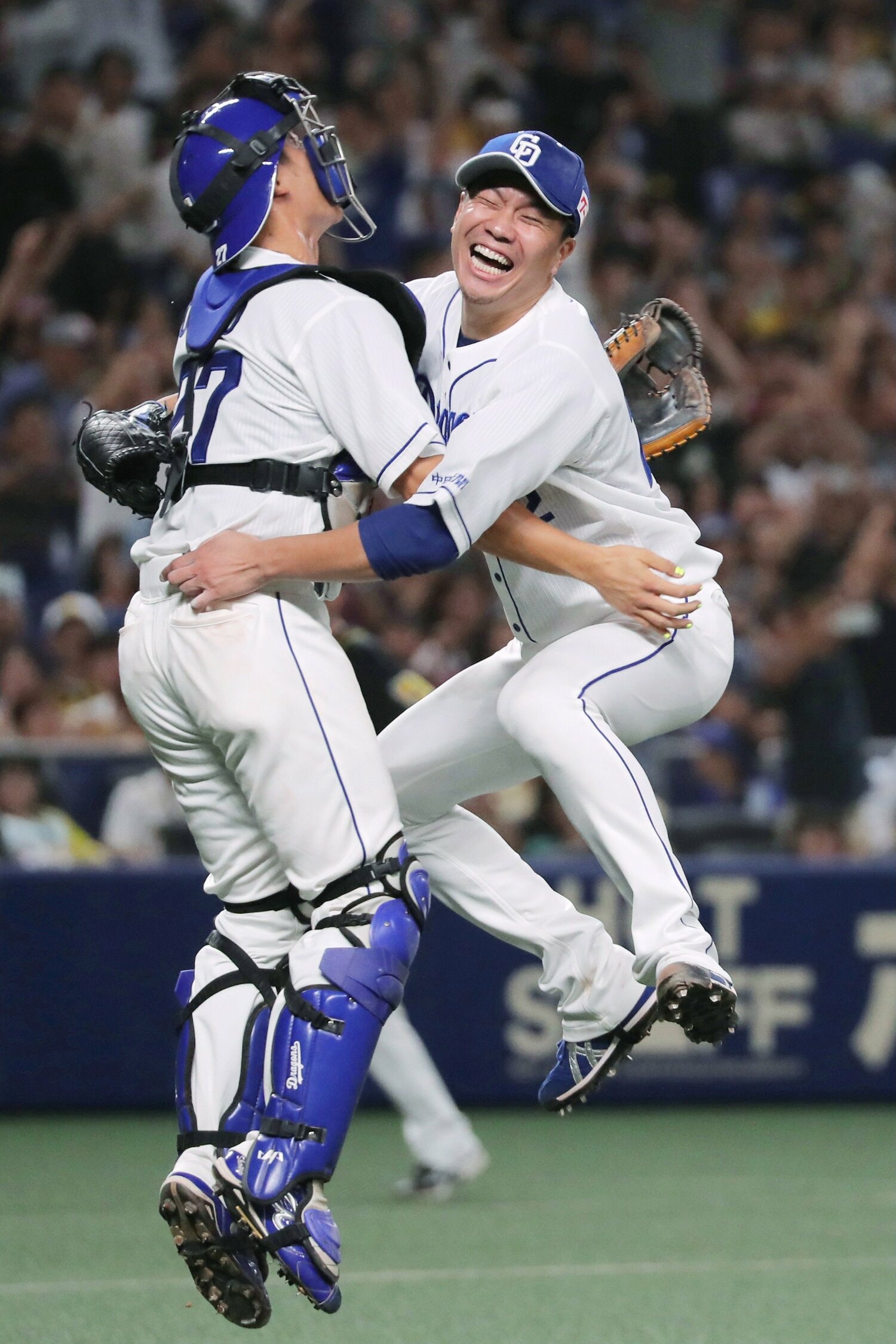 ノーヒットノーランを達成し、大野雄大（右）と抱き合う大野奨。「大野バッテリー」での快挙だった　©︎JIJI PRESS