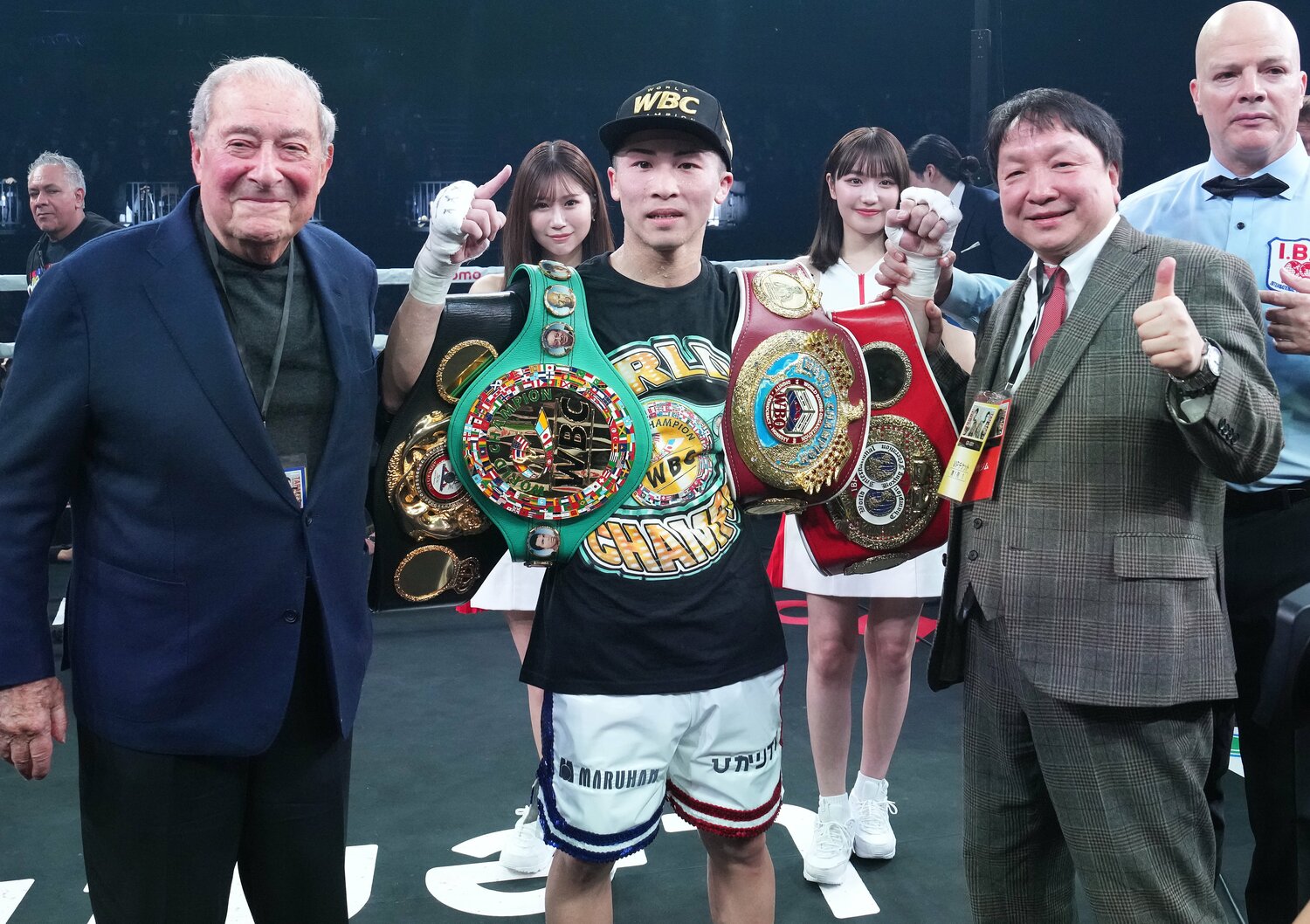 4本のベルトを手にした井上尚弥。ボブ・アラム氏、大橋秀行会長と　©Naoki Fukuda