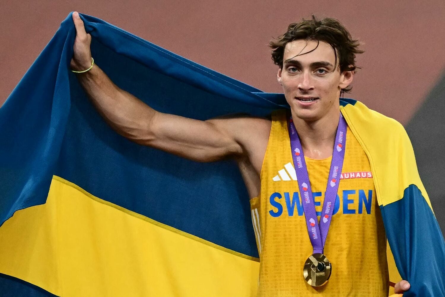 男子棒高跳で世界新記録を達成したスウェーデンのデュプランティス　©AFLO