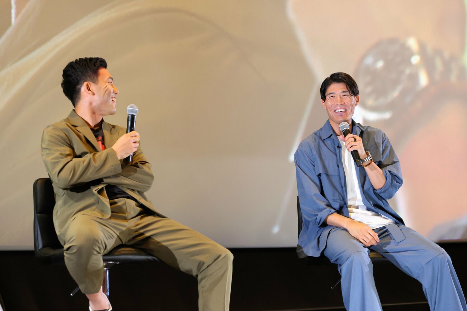 トークショーで笑顔の2人　※提供写真