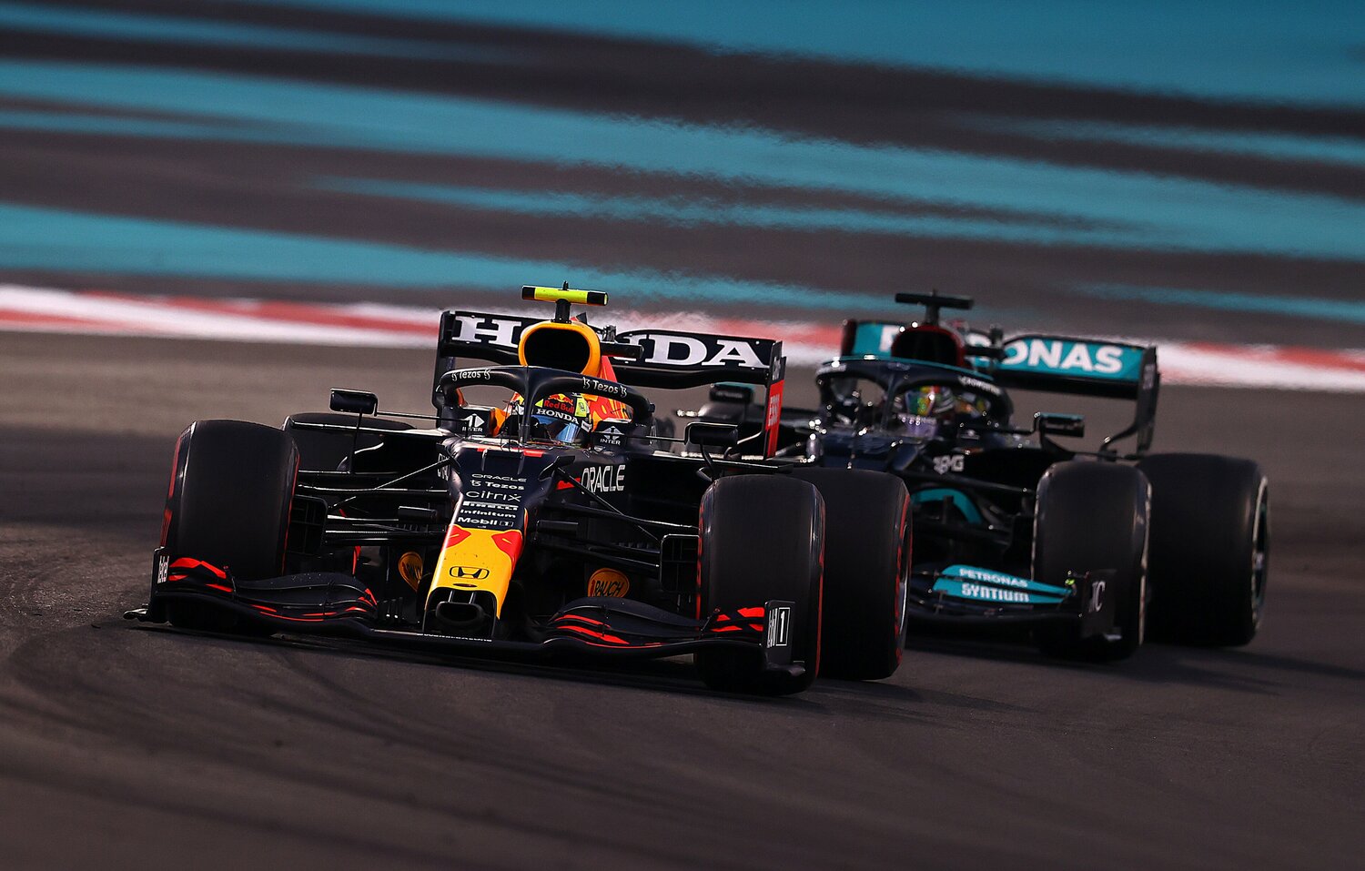 21年のアブダビGPでハミルトン（後方）を抑え込むペレス　©Getty Images / Red Bull Content Pool