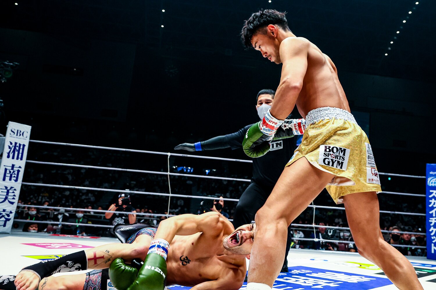 梅野源治の「ヤバイ」カーフキックの痛みに悶絶するガーダム　©RIZIN FF Susumu Nagao