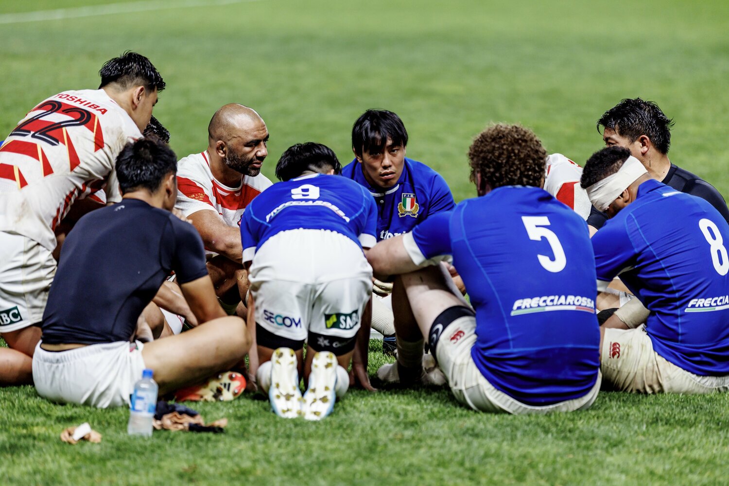 イタリア戦後、ピッチで言葉をかわす選手たち　©︎Kiichi Matsumoto