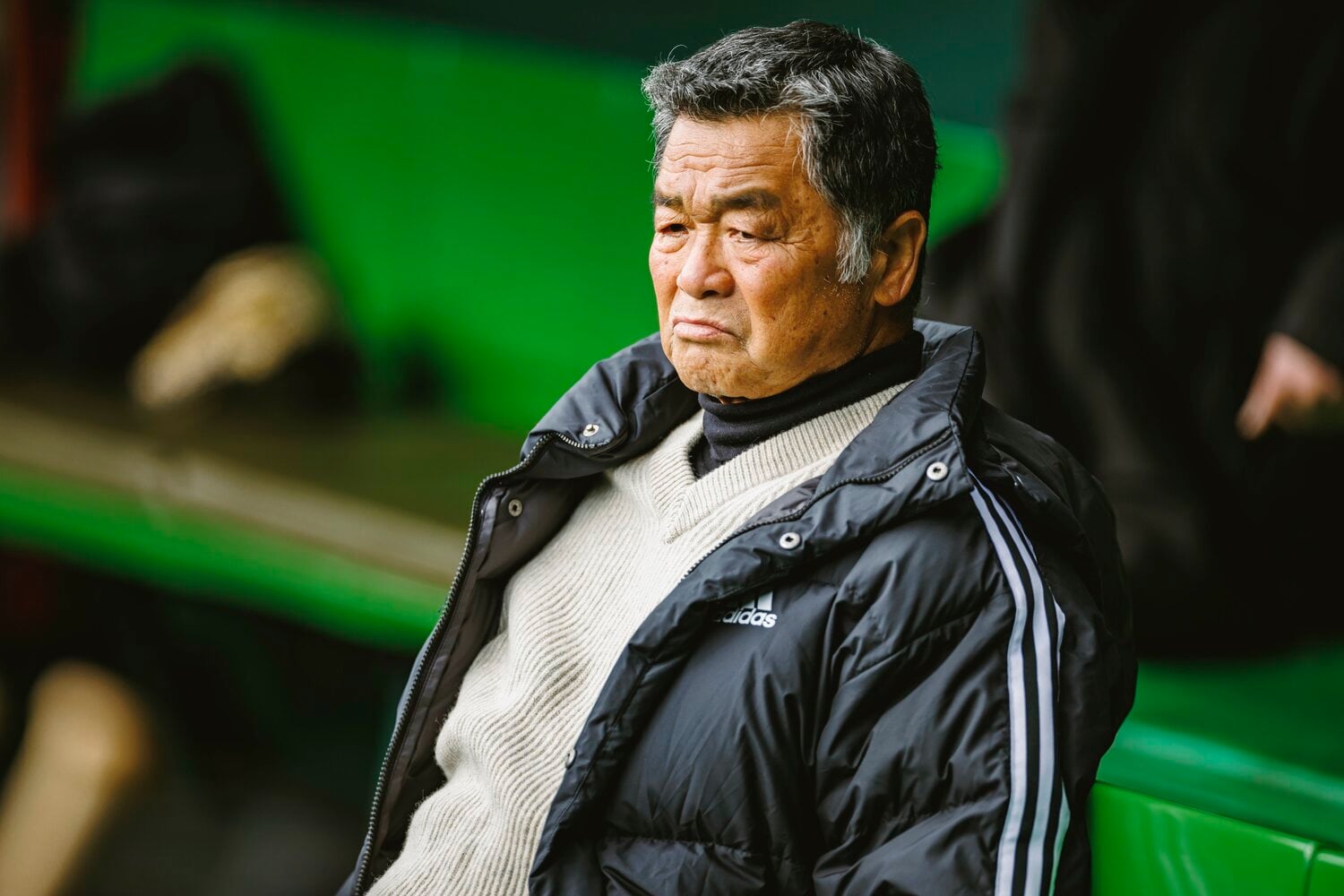 ベンチから試合前練習を見守る川藤氏 ©︎Kiichi Matsumoto