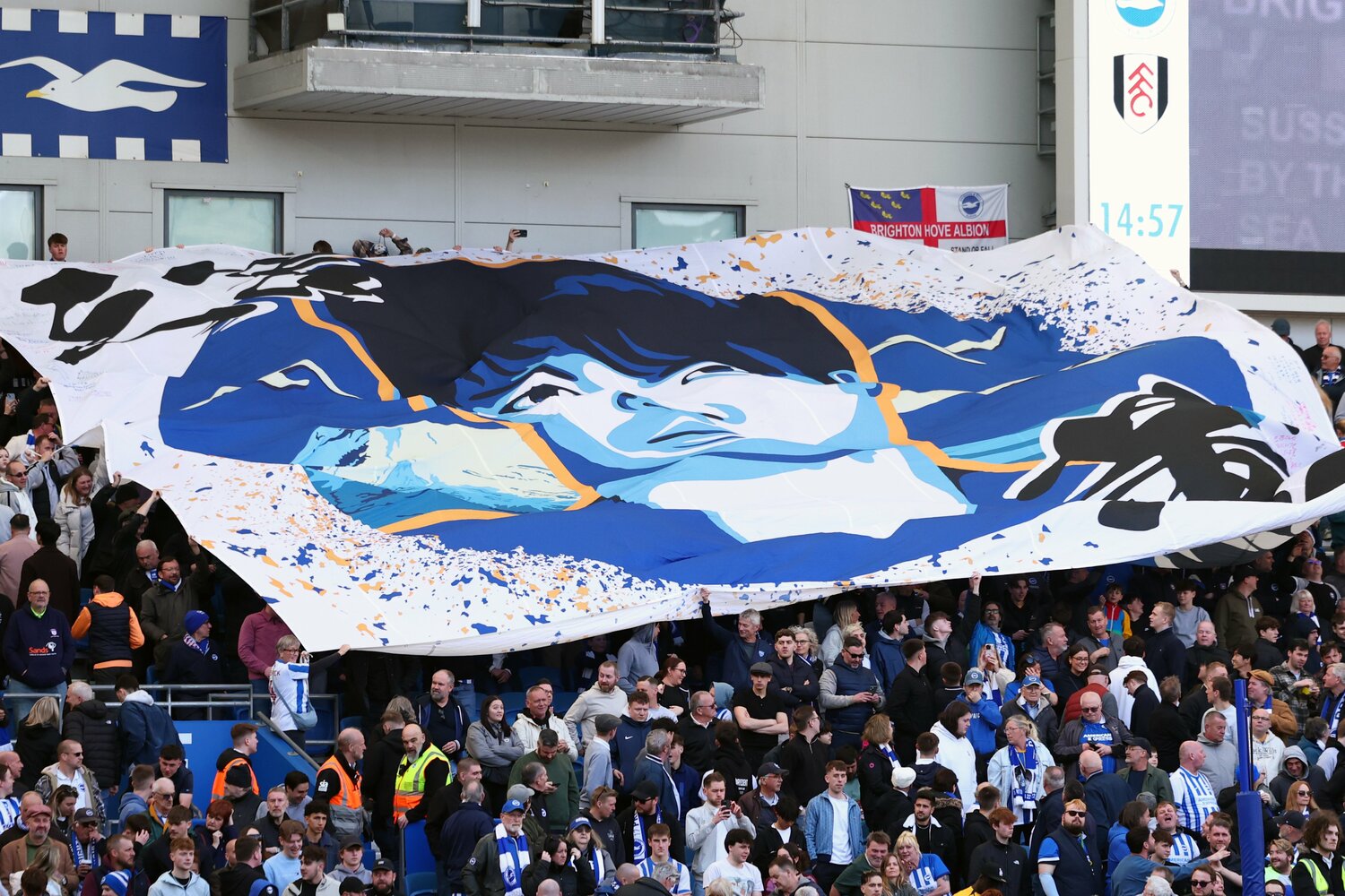 三笘の特大フラッグ　©Getty Images