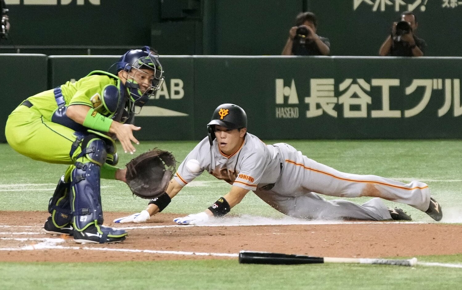 8月23日のヤクルト戦で、内野安打＆悪送球により2塁から一気に本塁を陥れ、サヨナラ生還した門脇誠　©︎KYODO