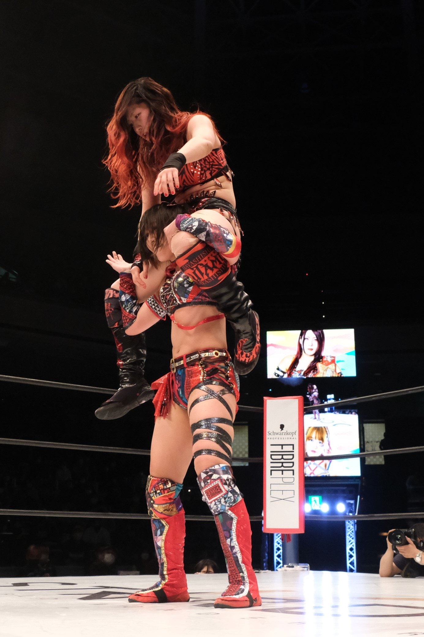 新技「朱世界」は相手を肩車状に担ぎ上げ……　©Norihiro Hashimoto