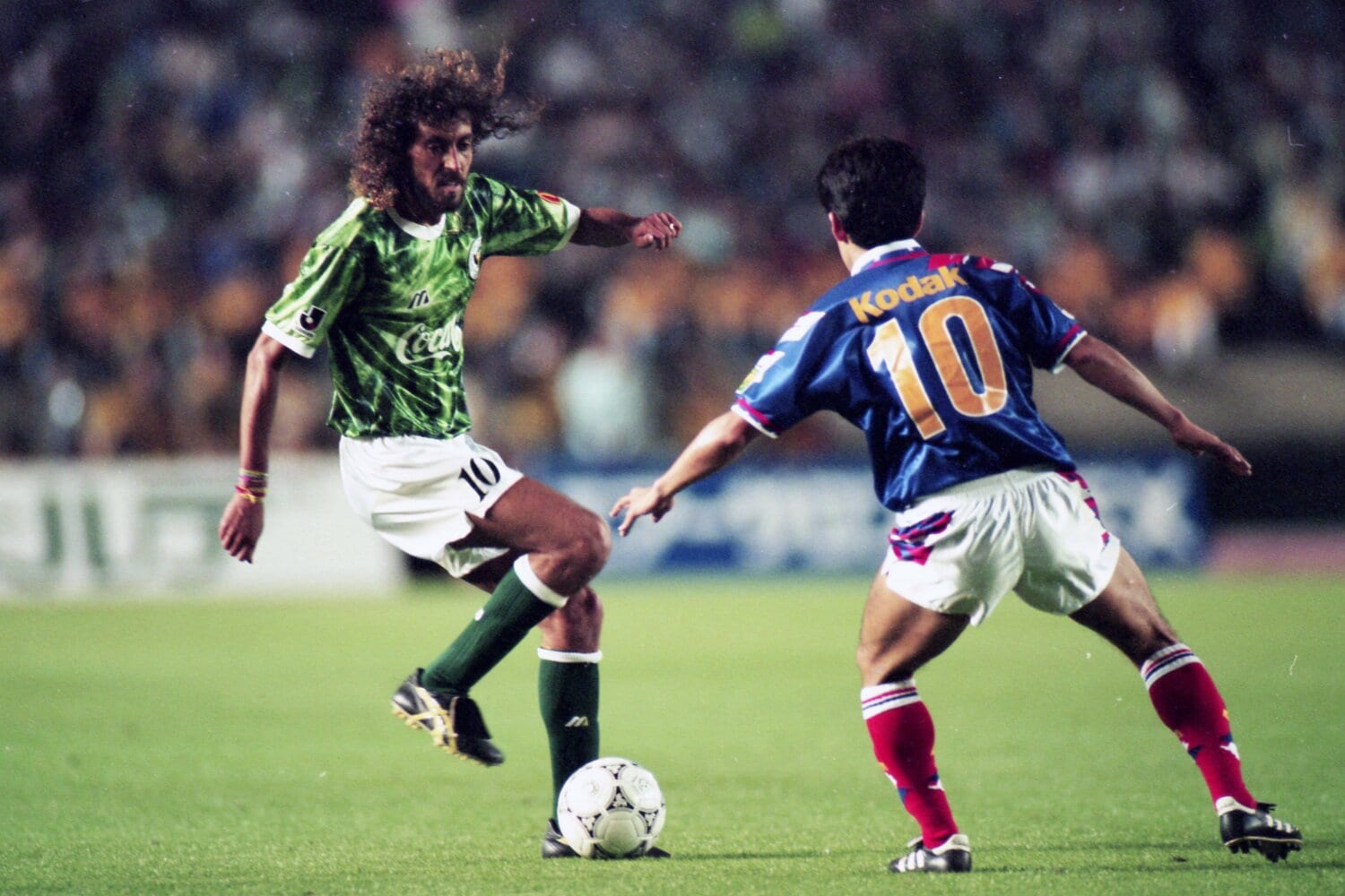 1993年のJリーグ開幕戦、ヴェルディのラモスとマリノスの木村和司。日本を代表する10番同士のマッチアップ ©︎Getty Images