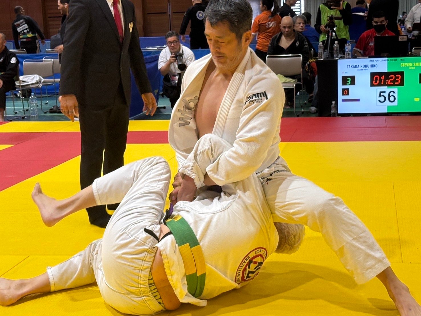 出場した大会でアームロックを極める髙田延彦 ©Kenichi Ito
