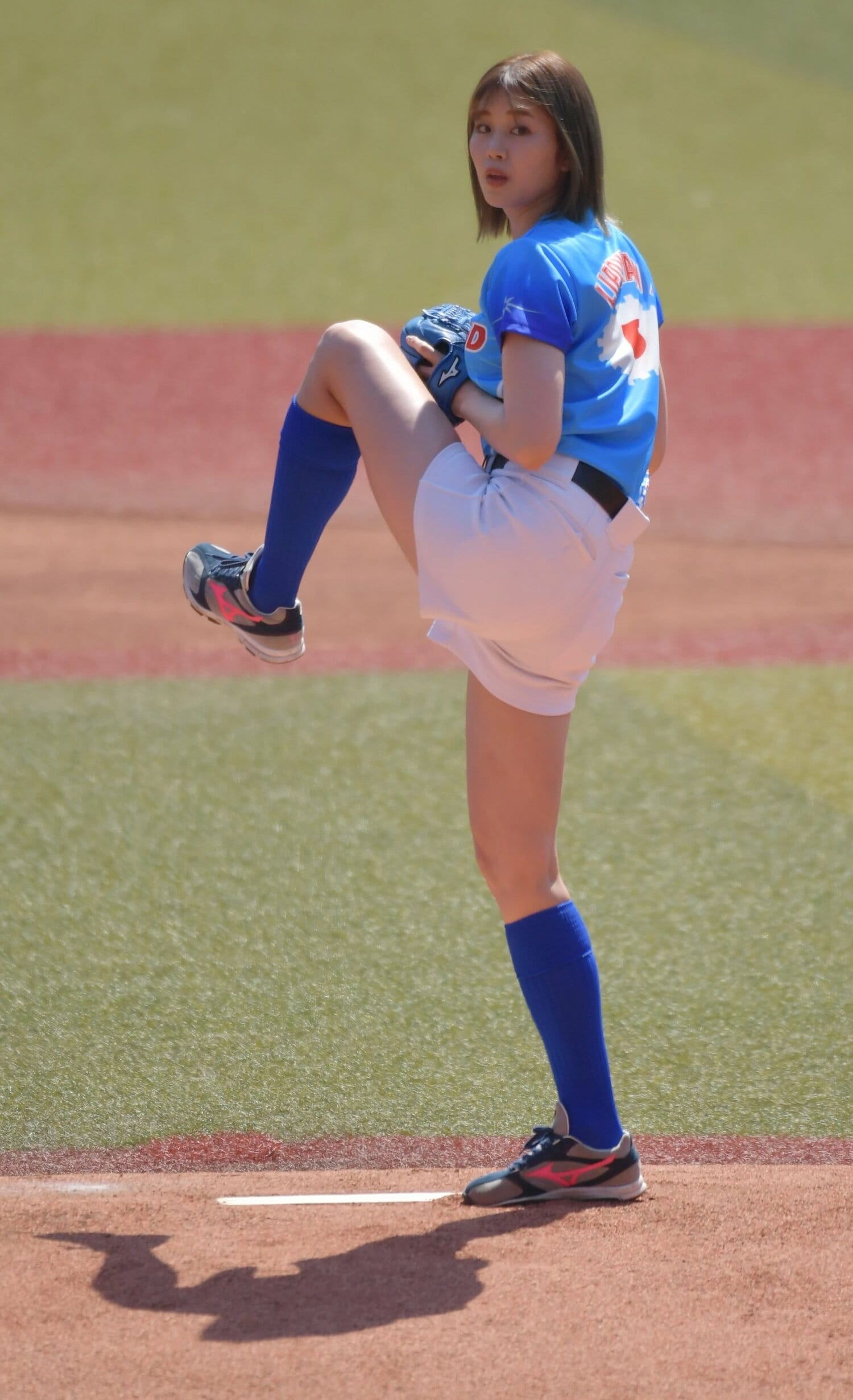 昨年の5月、ロッテ対楽天戦の始球式を務めた稲村さん　©Sankei Shimbun