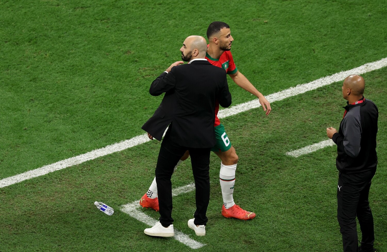 途中交代するサイスと、それをねぎらうレグラギ監督。サイスのコンディションが良ければどんな試合展開となったか　©Getty Images