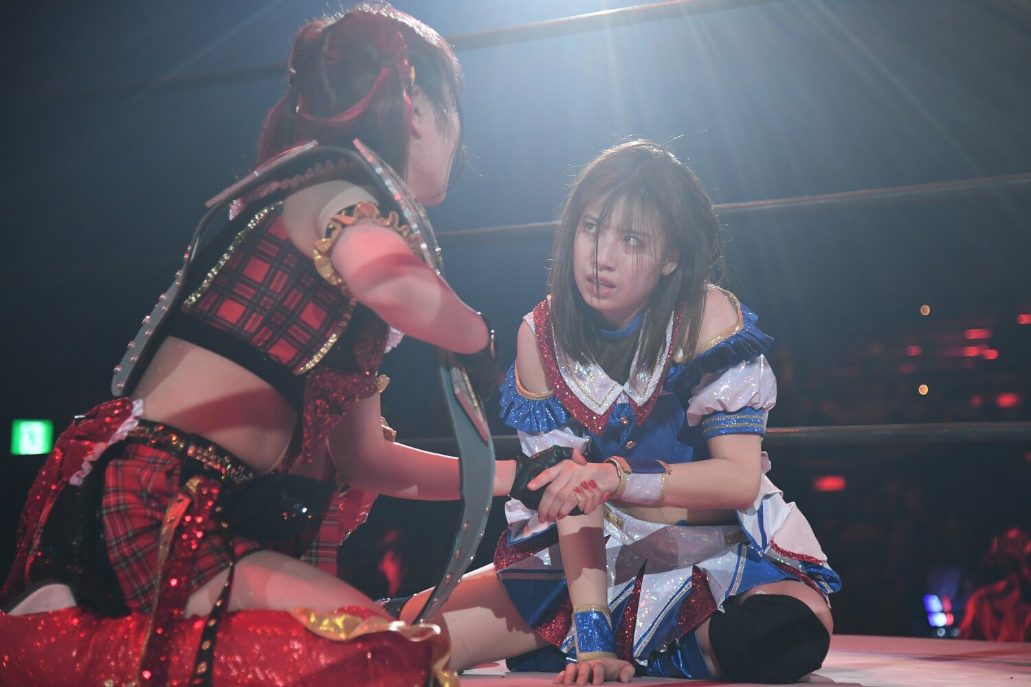 試合後に握手をかわす伊藤麻希と荒井優希