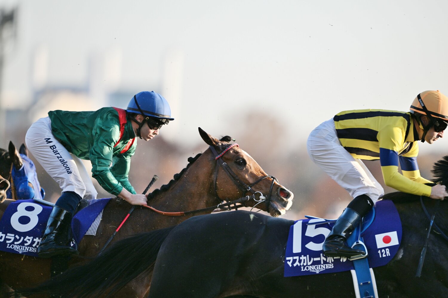 マスカレードボールのすぐ後ろという絶好のポジションにつけたカランダガン　©Keiji Ishikawa