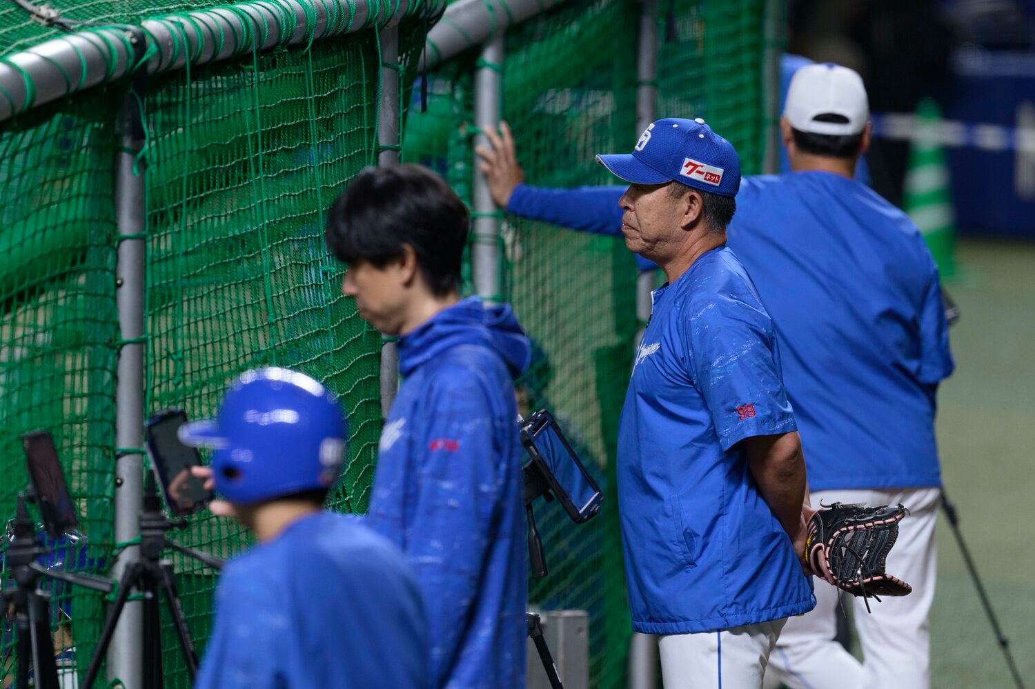 バンテリンドームでの練習中。左投げ用のグラブを持って、練習を見つめる井上監督　©Hirofumi Kamaya