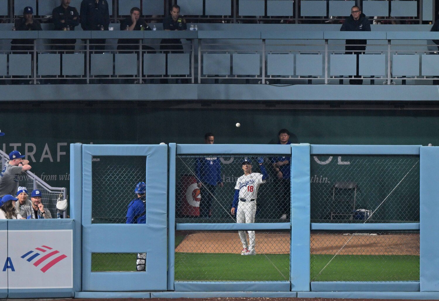 ブルペンに入った山本　©JIJI PRESS