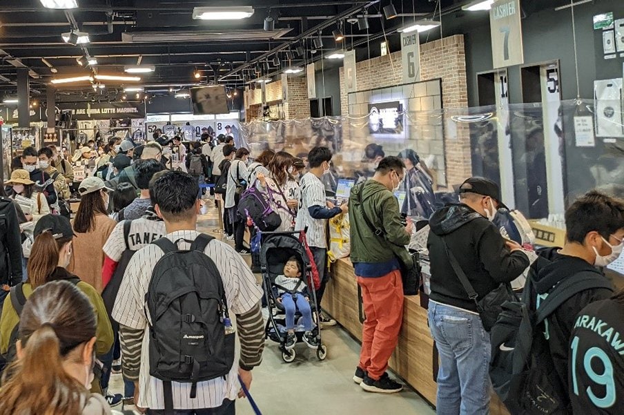 レジも大混雑。みな佐々木朗希のグッズを抱えていた