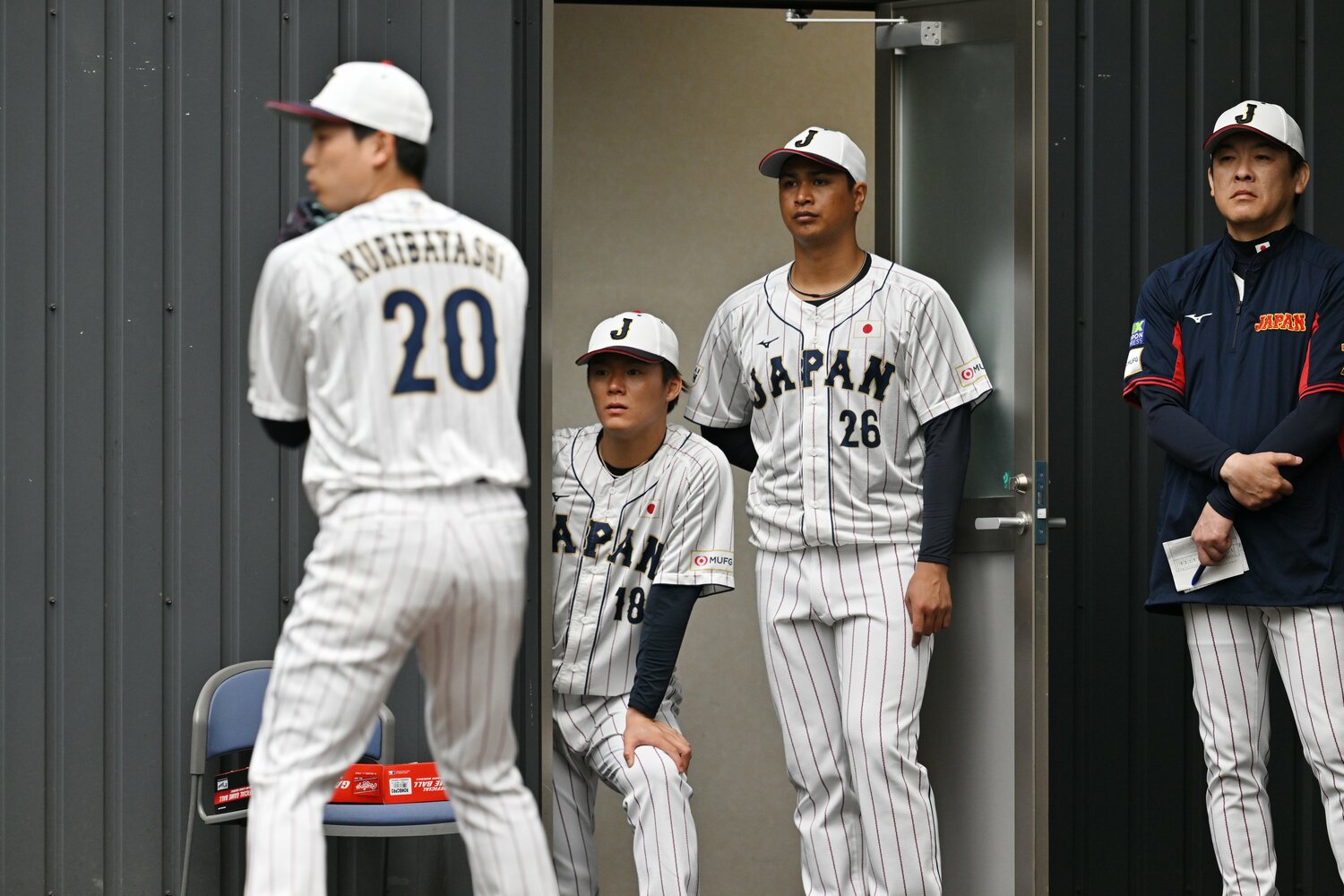 2023年WBC前の宮崎合宿でブルペンを覗き込む山本と宇田川（右端は厚澤投手コーチ）