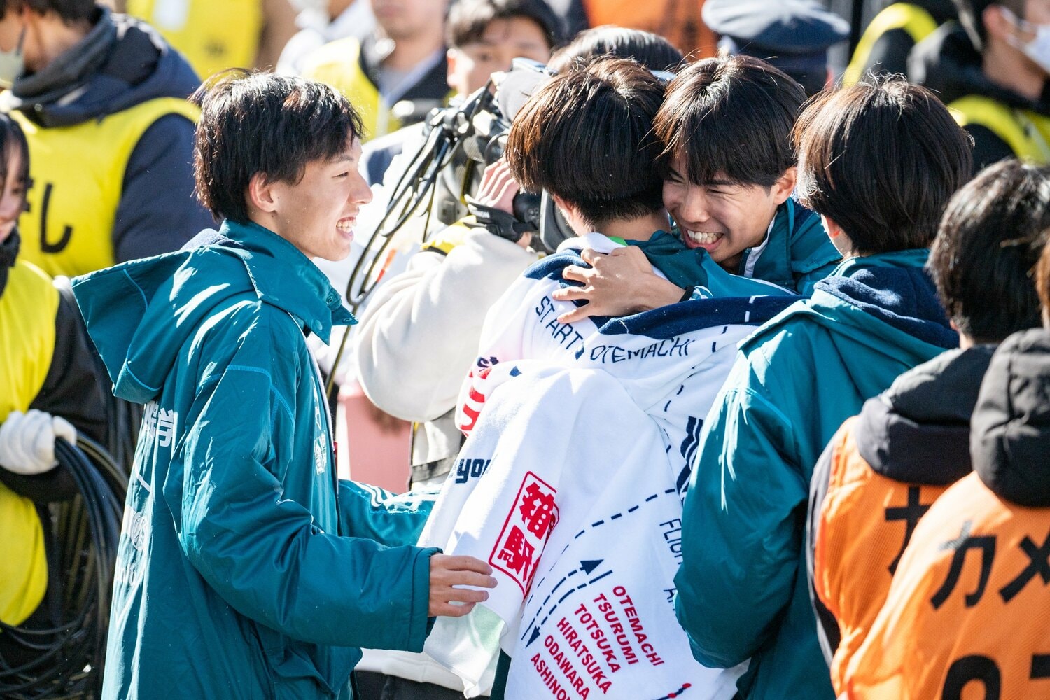 区間新記録の快走で中央大を逆転した若林宏樹を抱きしめる宇田川瞬矢　©Nanae Suzuki