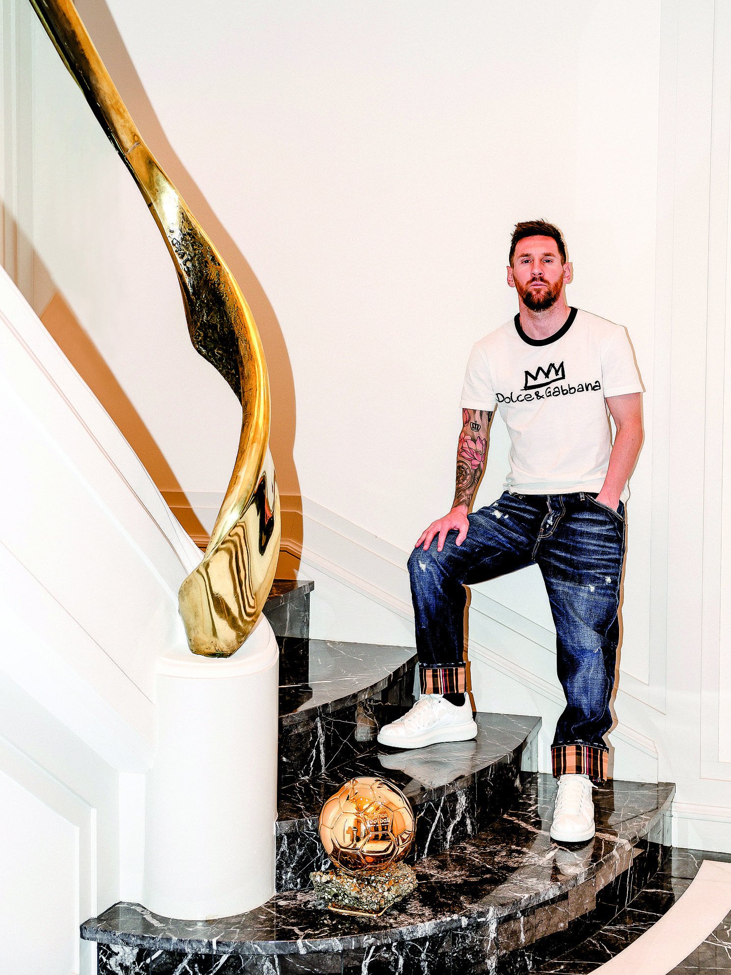 『フランス・フットボール』誌の表紙を飾ったカット。ゴージャスな空間にトロフィがよく馴染む