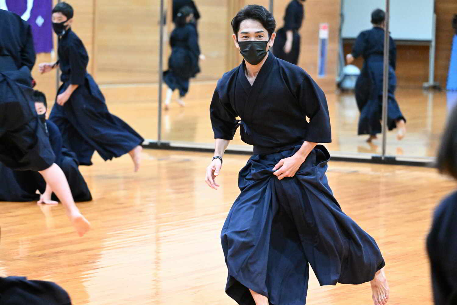 稽古前半の鬼ごっこに参加した戸崎総代表　©Keiji Ishikawa