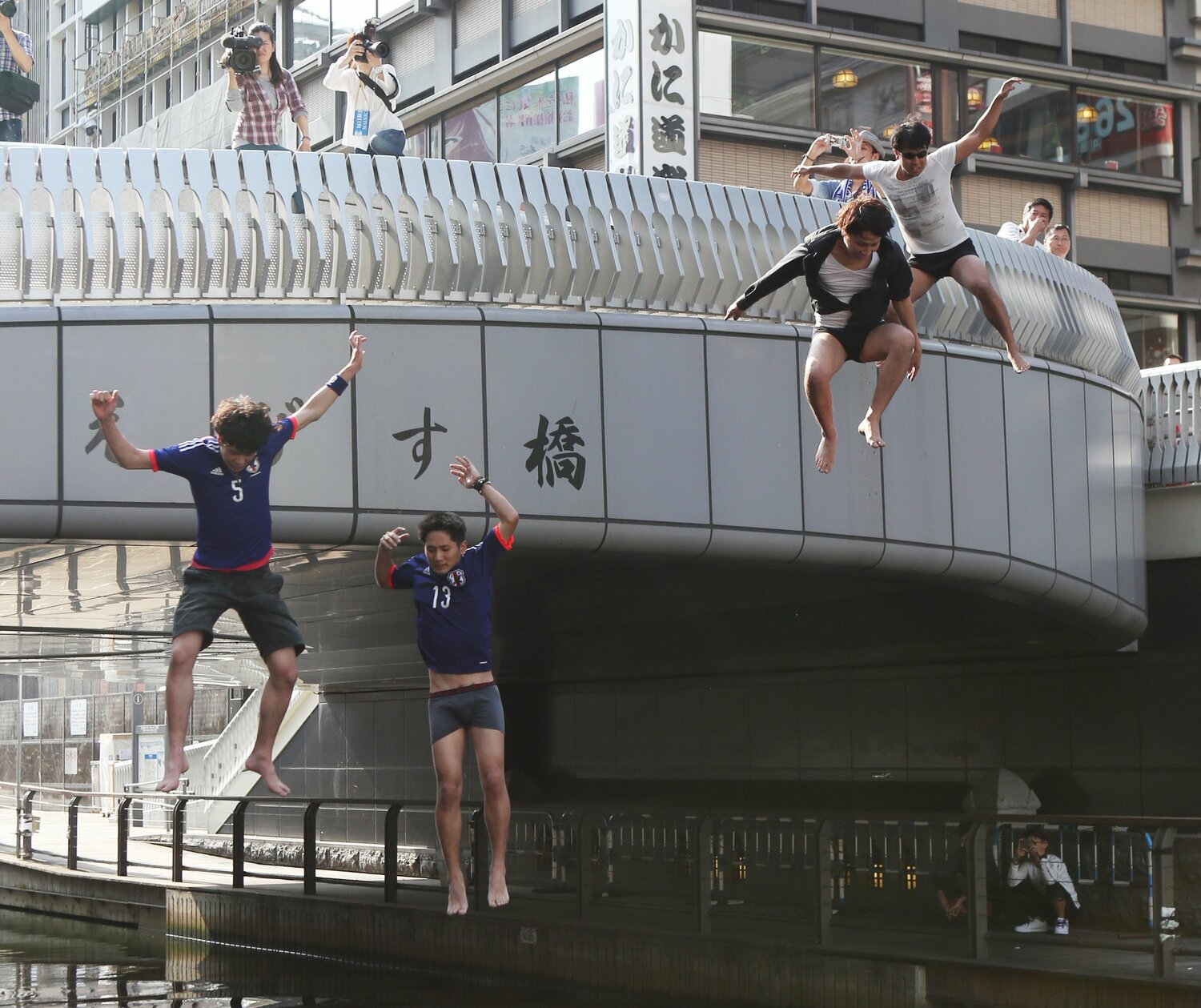 過去には何かと飛び込む人が続出していた道頓堀。写真は2014年ワールドカップで日本が1次リーグ敗退を受けてのダイブ　©JIJI PRESS