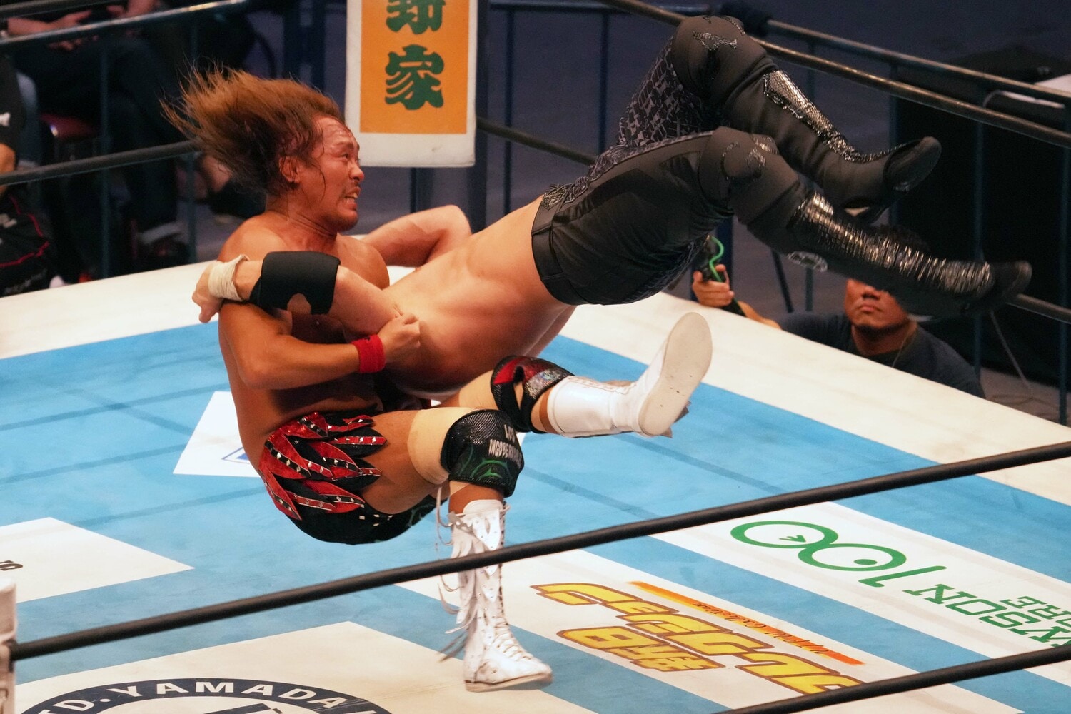 ウィル・オスプレイに逆転のデスティーノを見舞う内藤哲也