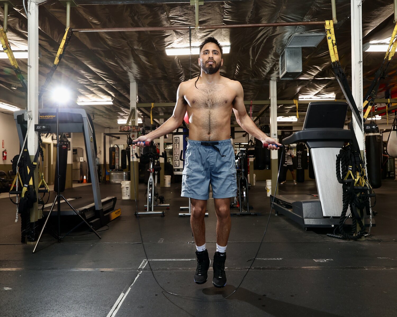 井上戦に向けてトレーニングするカルデナス　©︎Mikey Williams/Top Rank