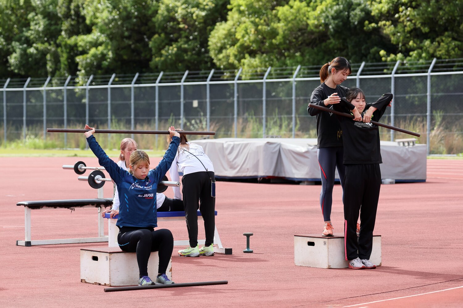 甲南大女子陸上部の練習風景。明るい髪色の選手も目立つ ©Shigeki Yamamoto