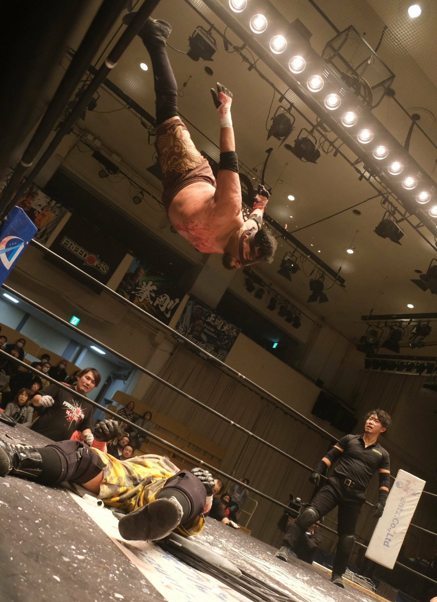 メキシカンらしく飛び技も使いこなす