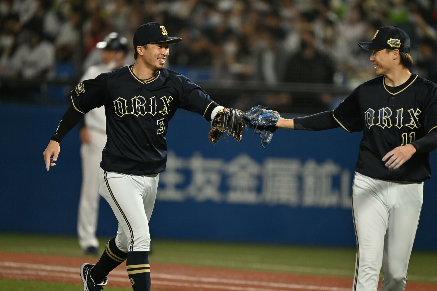 堅実な守備は安達（左）の持ち味。源田に影響を受けて作ったという「コユニ」のグラブで丁寧に打球をさばく　©︎Naoya Sanuki