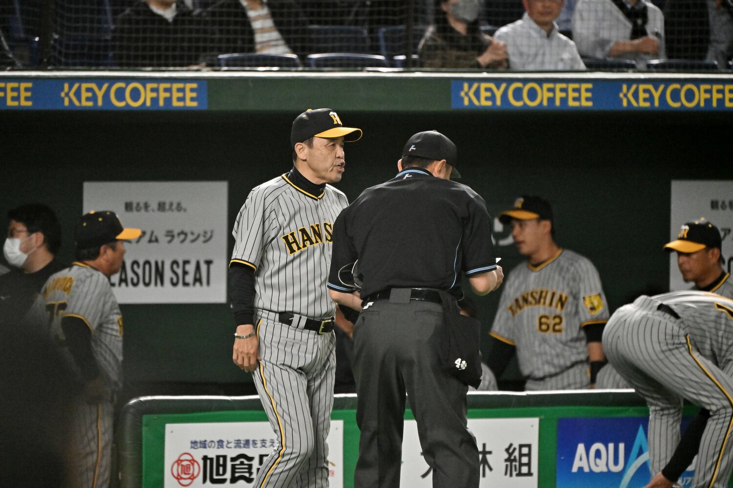 投手交代を告げる岡田監督　©︎Hideki Sugiyama