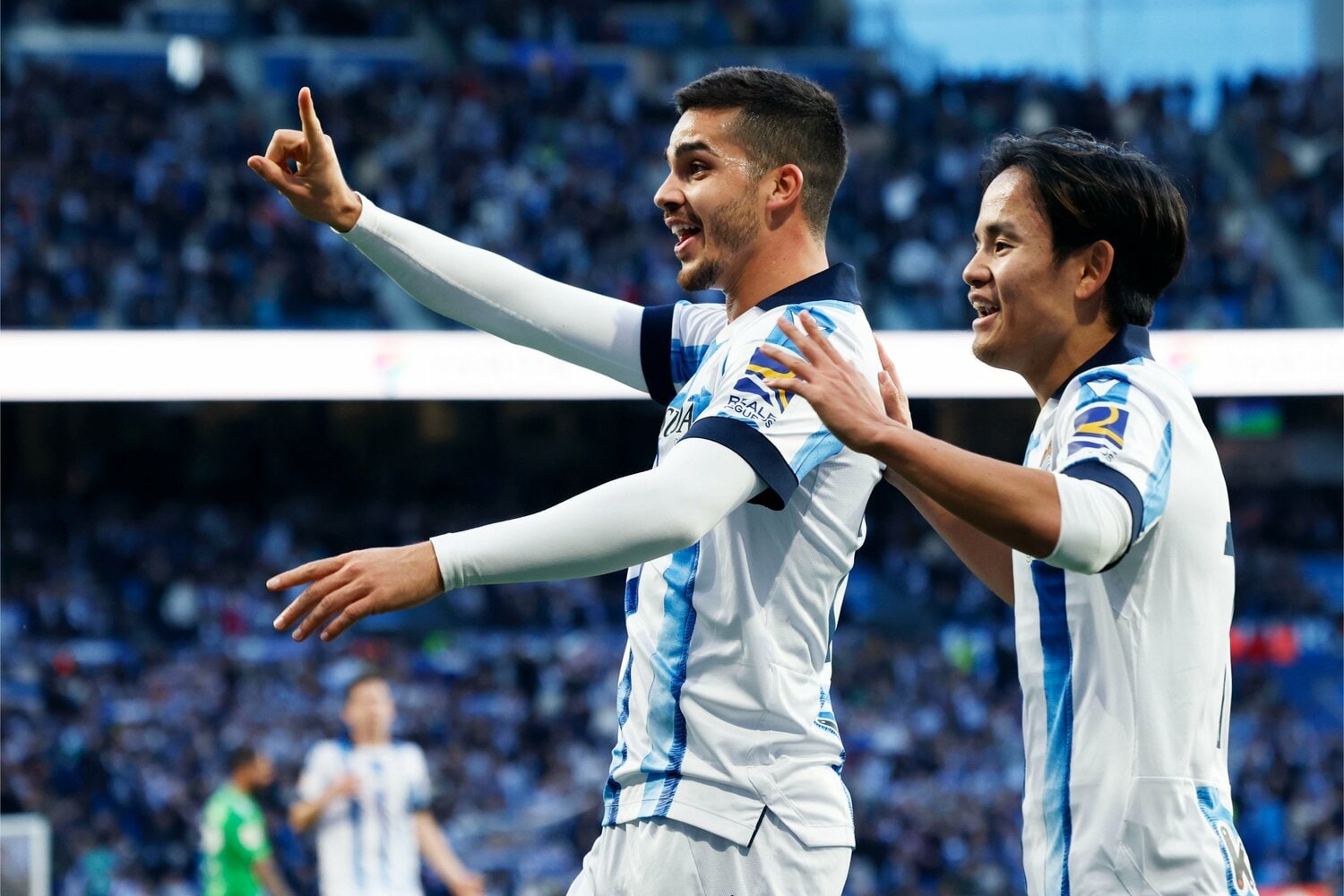 “オフサイドじゃないよ！”とアピールするシルバと久保