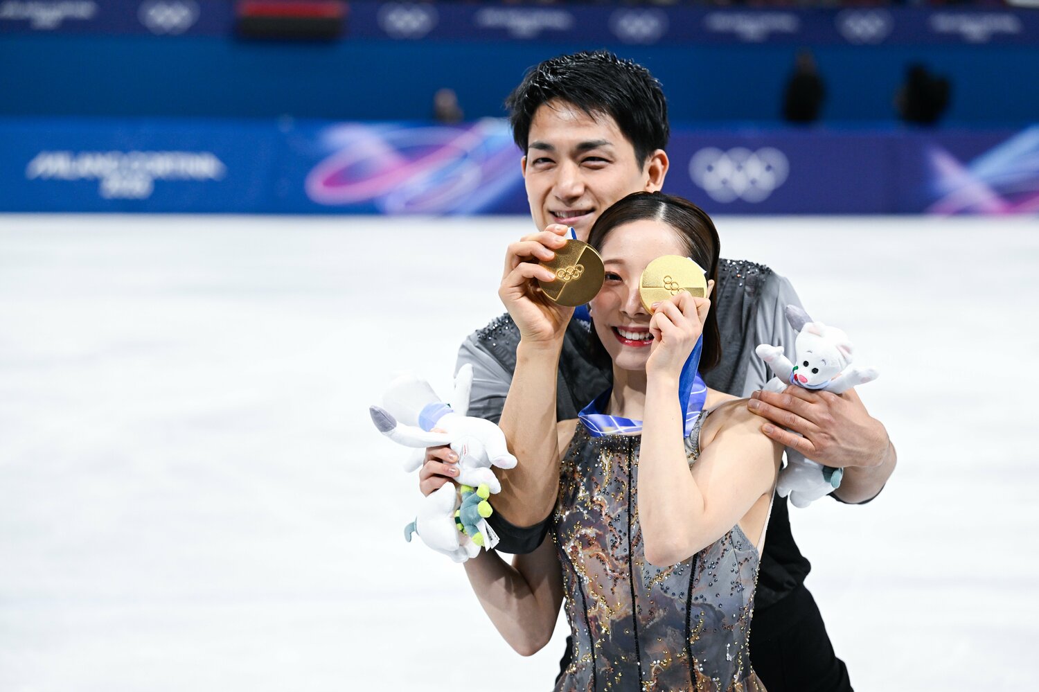 日本史上初の金メダルを獲得した「りくりゅう」ペア。小山さんらフィギュアペア競技の開拓者たちが繋いできたバトンの先に、頂点が待っていた　©Asami Enomoto／JMPA