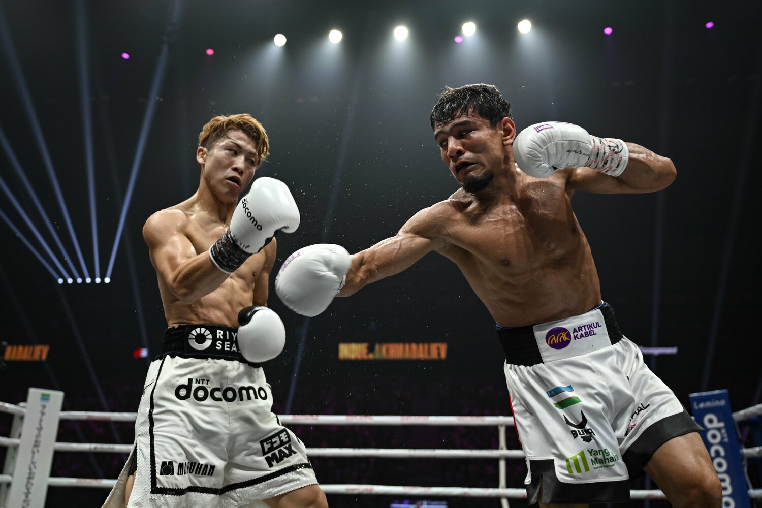 4R、アフマダリエフのパンチを冷静にかわす井上 ©Horiaki Finito Yamaguchi