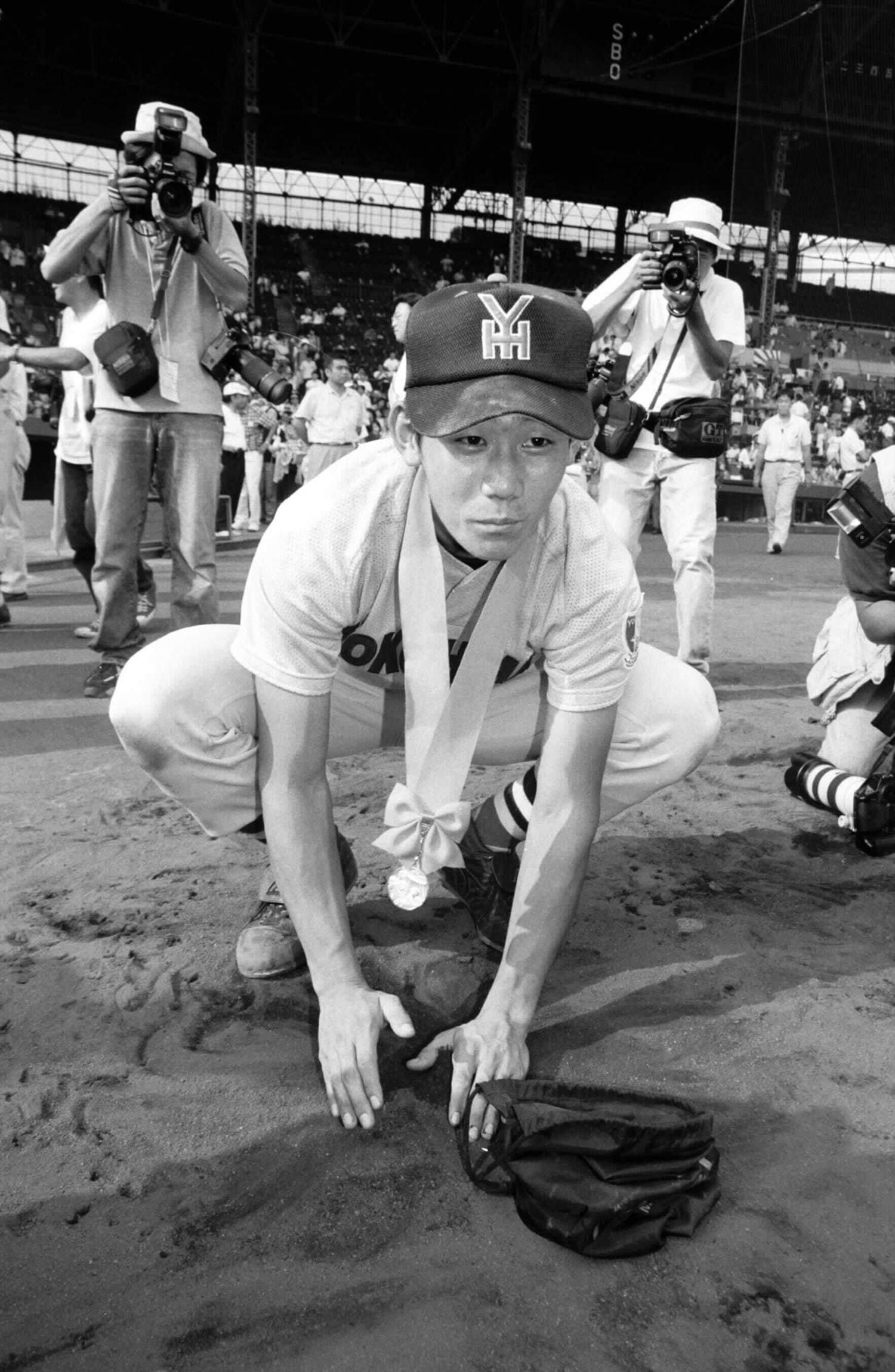 写真は1998年の甲子園で優勝した横浜高の松坂大輔。表彰式後に甲子園の土を集めている ©BUNGEISHUNJU